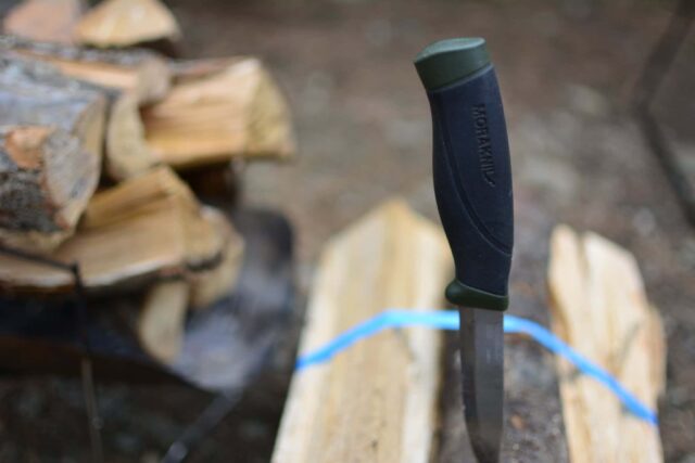 キャンプ初心者用のナイフ。バトニングや料理にも使える。