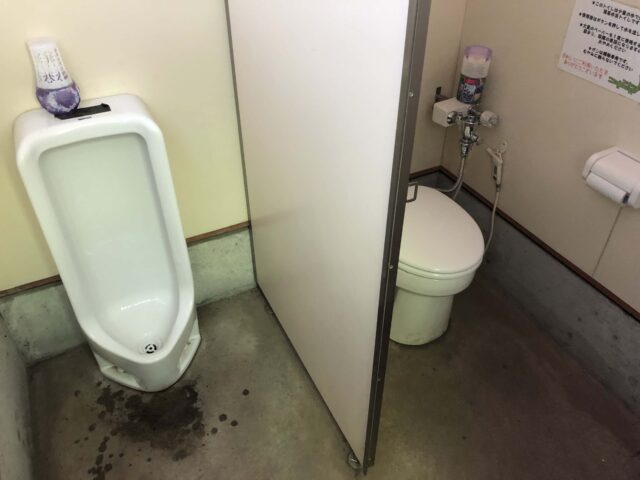 四尾連湖キャンプ場のトイレ